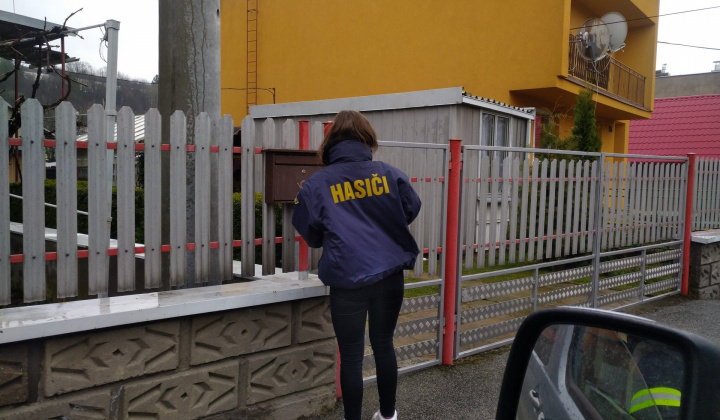 4. fotografia fotogalérie Distribúcia rúšok, ktoré ušili dobrovoľníčky z našej obce proti šíriacemu sa vírusu COVID-19